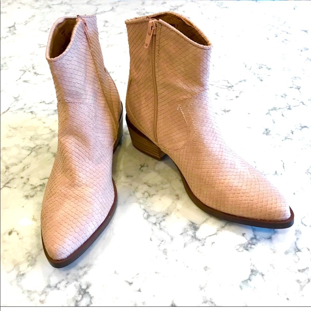 NWOT report Zulia ankle boots